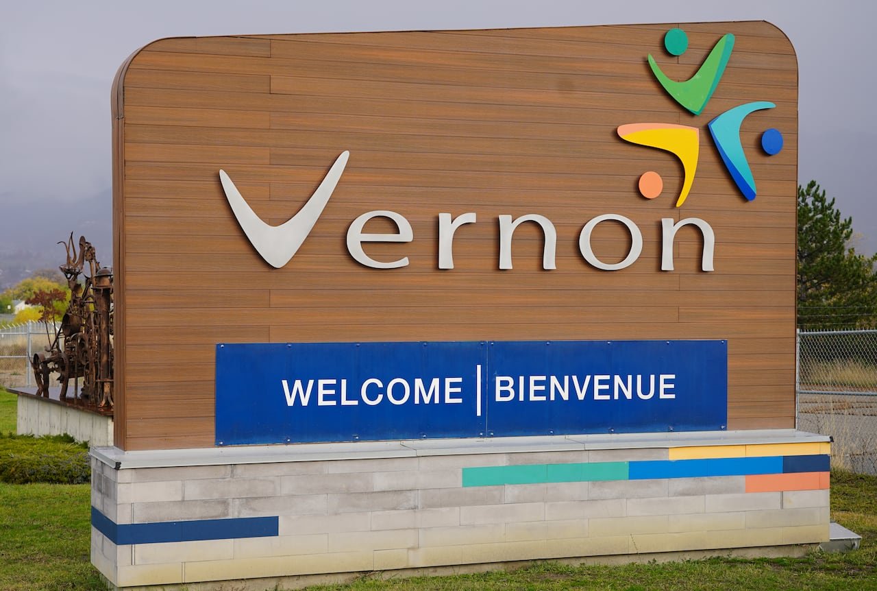 default-6208 A sign says 'Vernon Welcome/Bienvenue'